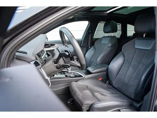 Audi A4 Avant 45 TFSI quattro edition one 2020 Benzine 12