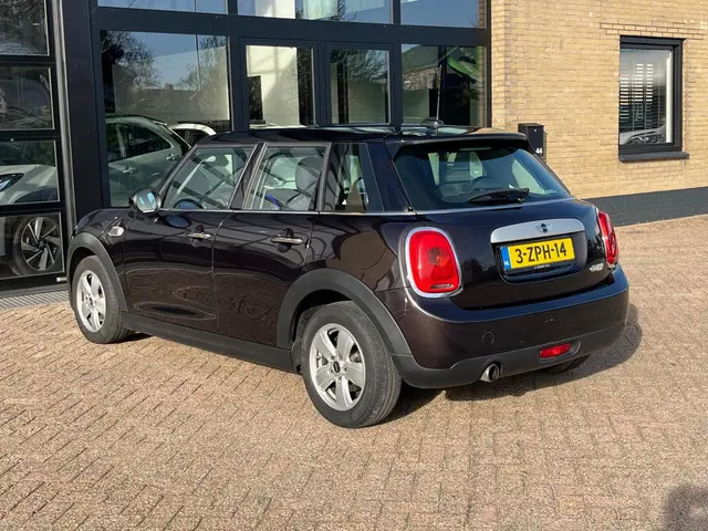 MINI Cooper Mini 1.5 Business, Navi, Airco,Btw 2015 Benzine 9