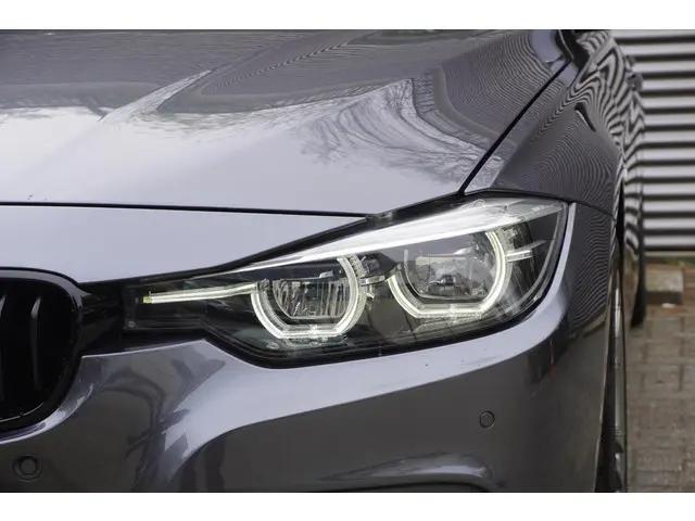 BMW 3 Serie Touring 320i 2018 Benzine 3