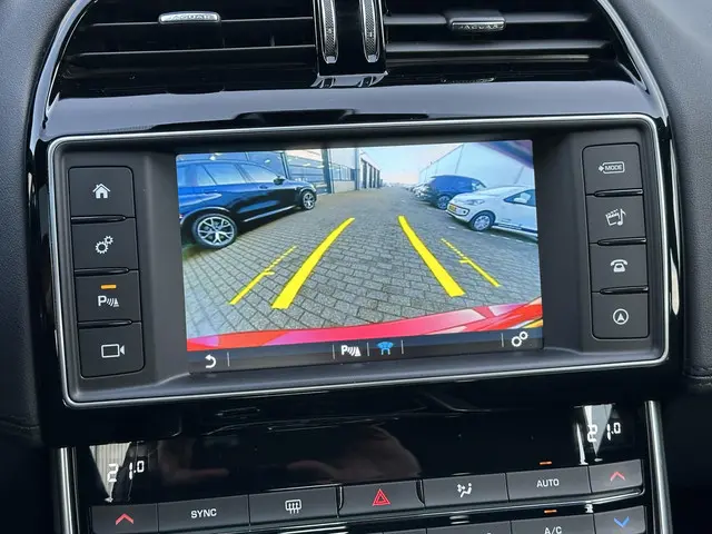 Jaguar XE 2.0 Portfolio 2015 Benzine 28