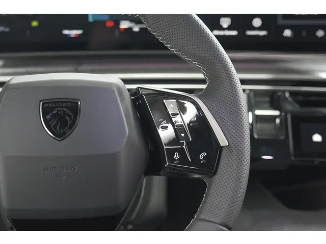 Peugeot 5008 HYbrid 145 e-DCS6 GT 2025 Hybride Benzine 34