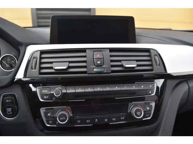 BMW 3 Serie Touring 320i High Executive 2018 Benzine 23