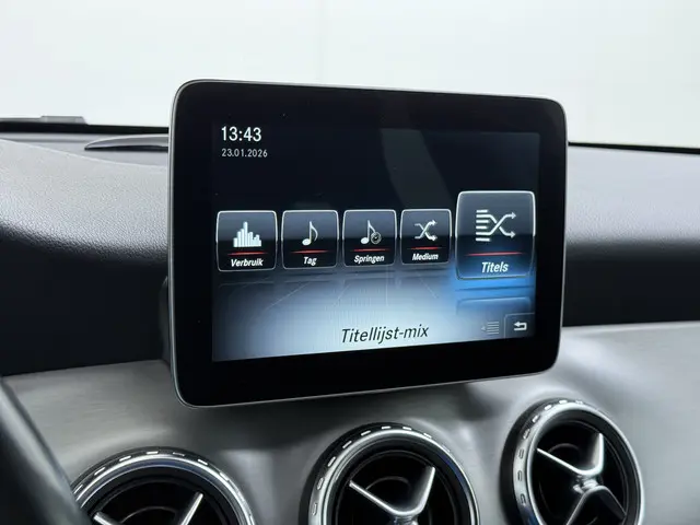 Mercedes-Benz GLA 180 AMG line 2016 Benzine 25