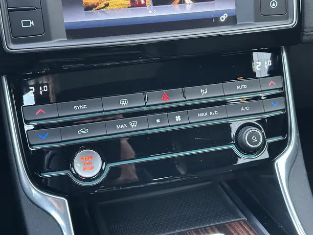 Jaguar XE 2.0 Portfolio 2015 Benzine 40