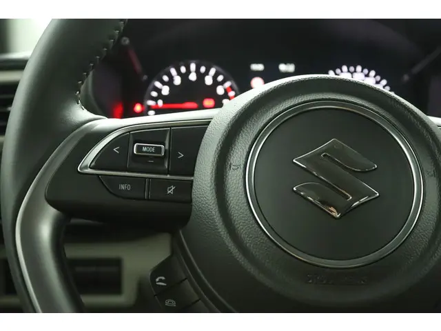 Suzuki Swift 1.2 Style Smart Hybrid 2025 Benzine 19