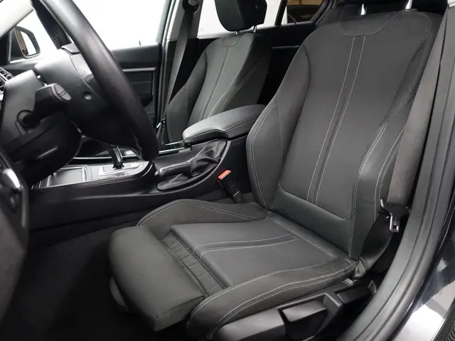 BMW 3 Serie 318i High Executive Aut- 2018 Benzine 26