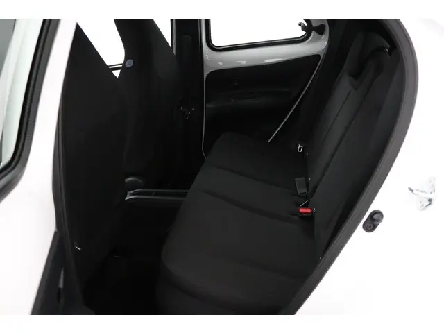 Toyota Aygo X Hybrid 115 play 2026 Hybride Benzine 18