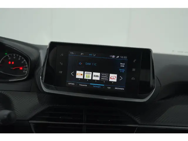 Peugeot 2008 PureTech 130 EAT8 Allure 2023 Benzine 56