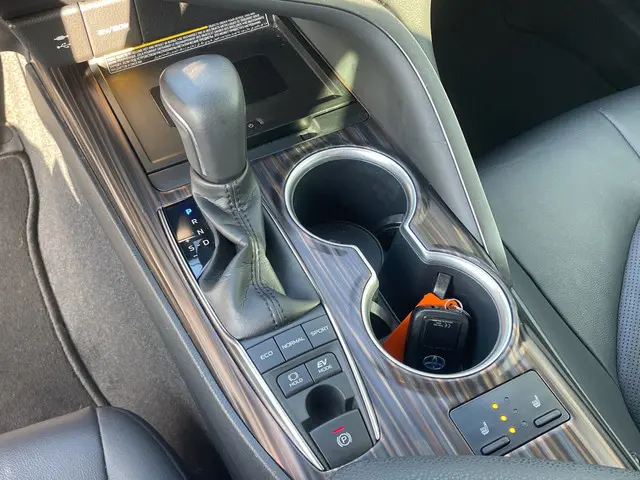 Toyota Camry 2.5 Hybrid Business + 2021 Hybride Benzine 22