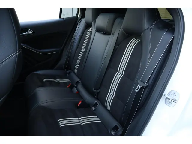 Mercedes-Benz GLA 200 Premium Plus 2018 Benzine 14