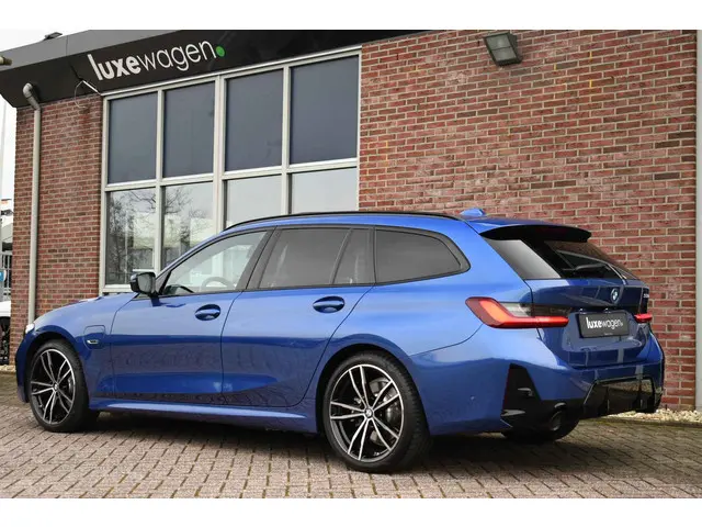 BMW 3 Serie Touring 330e M-Sport 2022 Hybride Benzine 6