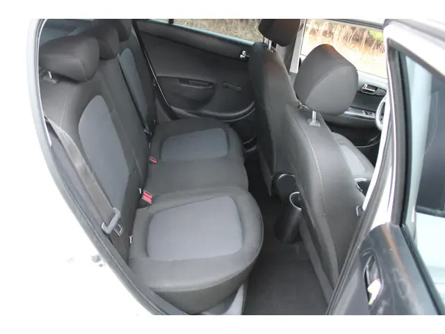 Hyundai i20 1.2i i-Motion 5 Drs met Airco 2013 Benzine 14