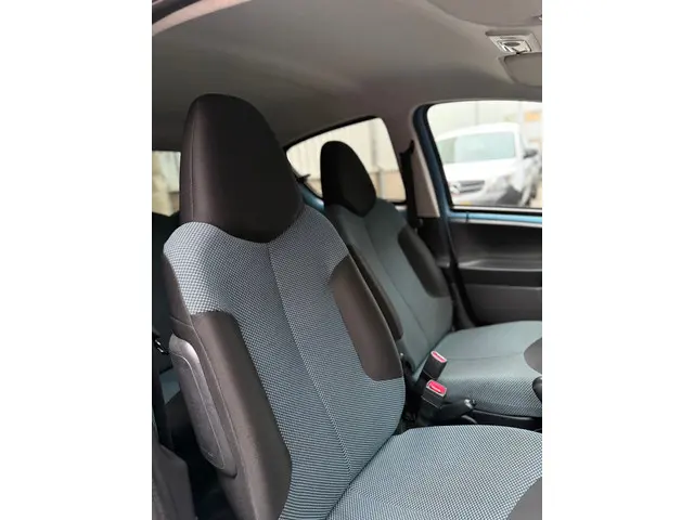 Toyota Aygo 1.0 VVT-i Dynamic Blue Automaat 2013 Benzine 18
