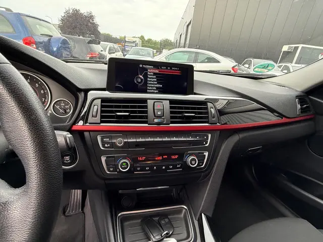 BMW 3 Serie Touring 316i Executive 2013 Benzine 12