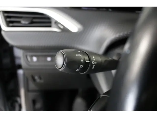 Peugeot 2008 1.2 PureTech Allure 110 PK. 2018 Benzine 15
