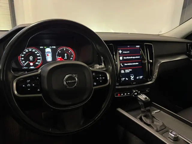 Volvo V60 2.0 D4 Momentum PANO CAM KEYLESS 2018 Diesel 24