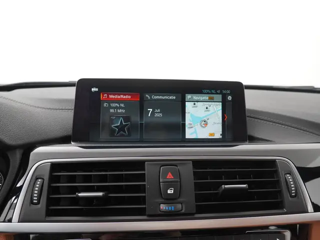 BMW 3 Serie 320i Luxury Edition 2019 Benzine 16