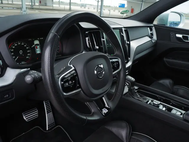 Volvo XC60 2.0 D4 R-Design 2019 Diesel 17