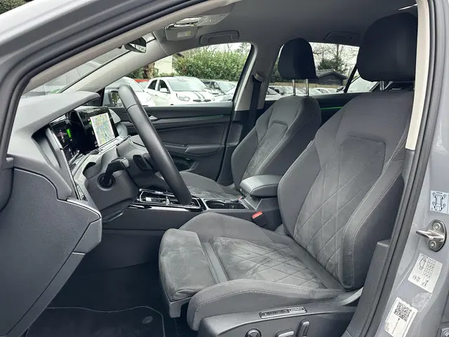 Volkswagen Golf 1.5 eTSI 150PK DSG Style 2023 Benzine 14