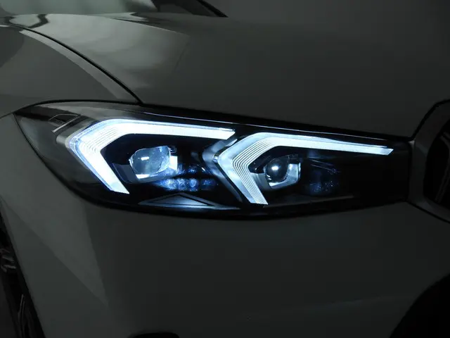 BMW 3 Serie Sedan 320e 2024 Hybride Benzine 42
