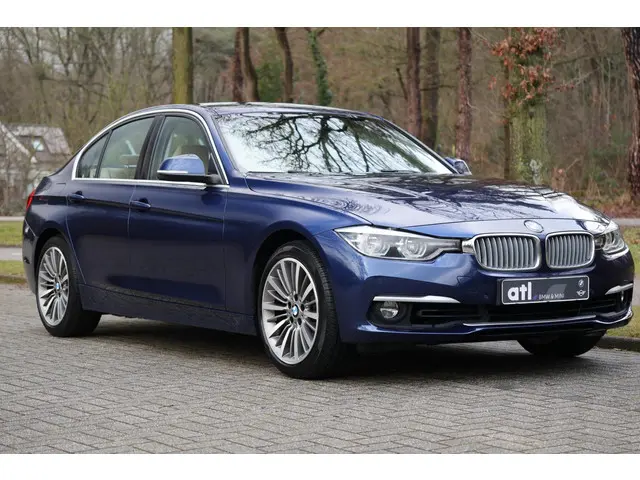 BMW 3 Serie 318i Luxury Edition 2019 Benzine 9