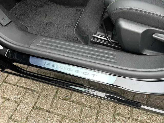 Peugeot 2008 1.2 Hybrid 145 PK GT 2025 Hybride Benzine 35