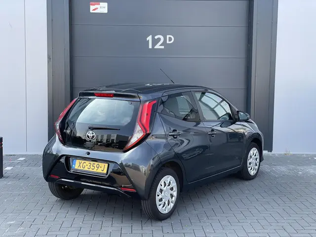 Toyota Aygo 1.0 VVT-i x-play 2019 Benzine 3