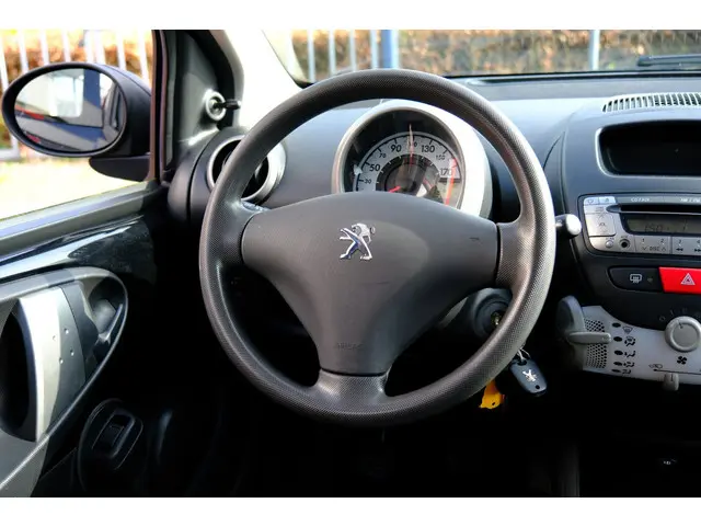 Peugeot 107 1.0 Blue Lease 5-drs Airco 2013 Benzine 6