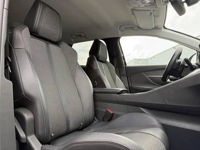 Peugeot 3008 1.2 PureTech Aut. 2022 Benzine 11