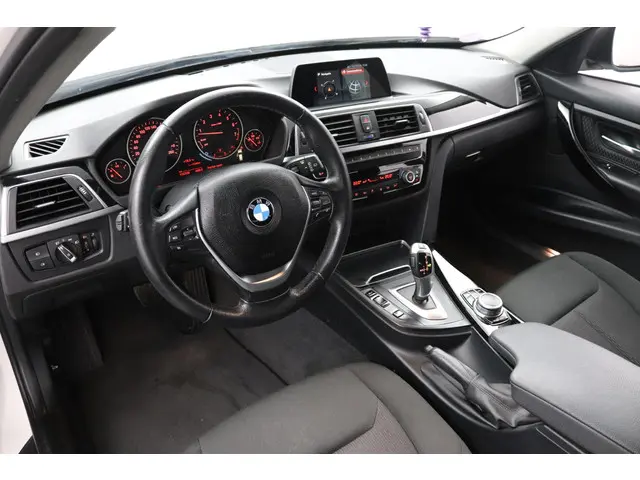 BMW 3 Serie Touring 320i Executive 2018 Benzine 10