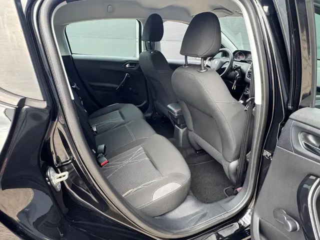 Peugeot 208 1.2 e-VTi Automaat / Nap / 5 Deurs 2014 Benzine 17