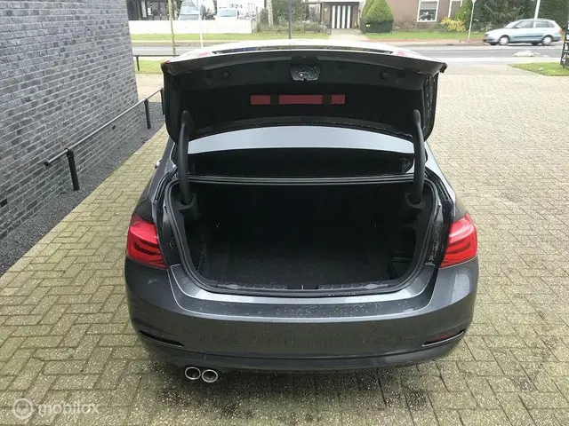 BMW 3 Serie 330i 2018 Benzine 6