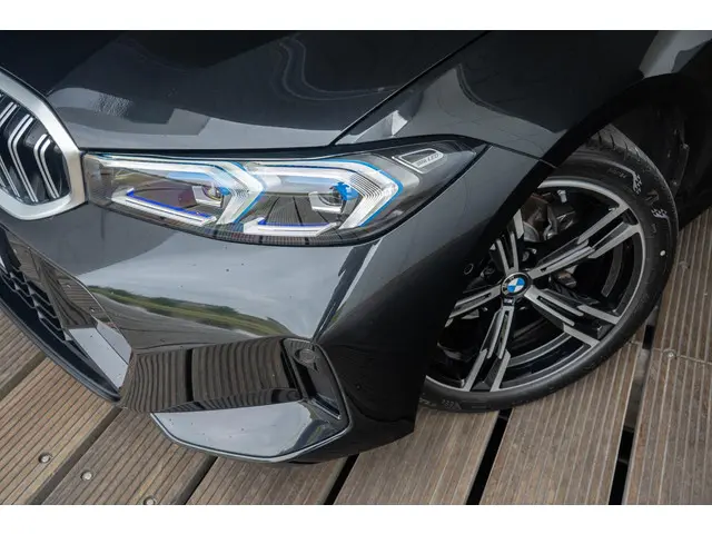 BMW 3 Serie Touring 318i 2024 Benzine 13