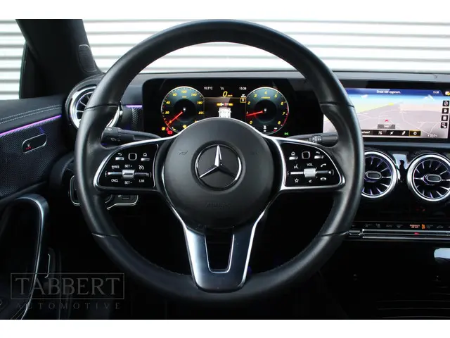 Mercedes-Benz CLA 180 Luxury Line 2022 Benzine 8