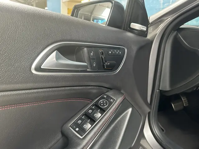 Mercedes-Benz A-Klasse AMG 45 4MATIC 2015 Benzine 12