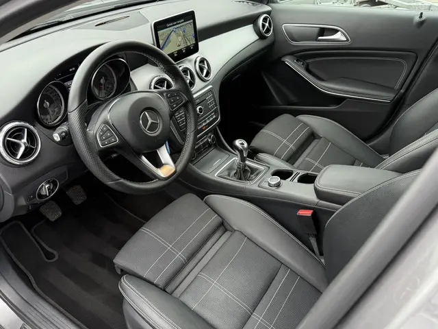 Mercedes-Benz GLA 180 2015 Benzine 2