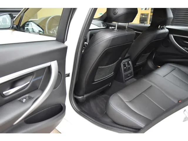 BMW 3 Serie 320i Executive 2018 Benzine 24