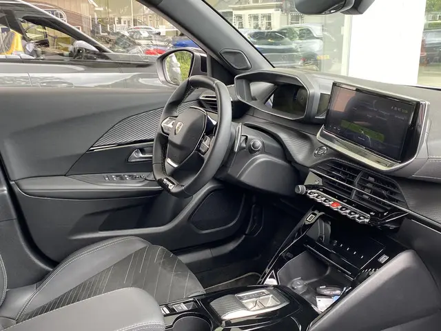 Peugeot 2008 1.2T 130pk Automaat GT 2023 Benzine 18