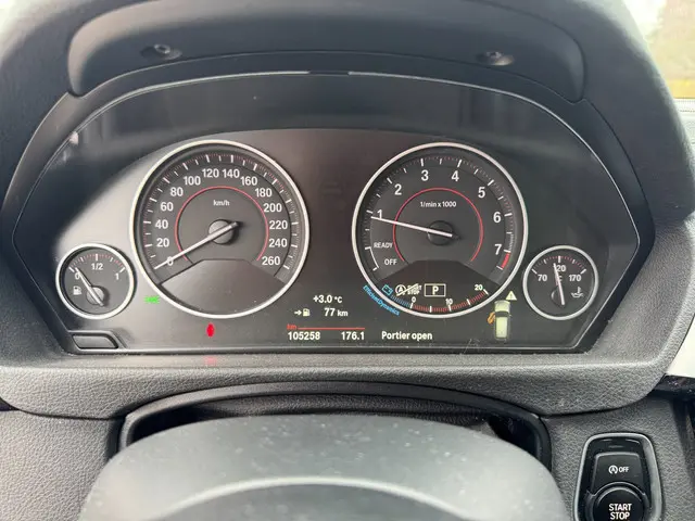 BMW 3 Serie Touring 318i Executive 2017 Benzine 18