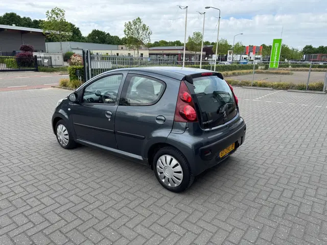 Peugeot 107 1.0 Active 2012 Benzine 7