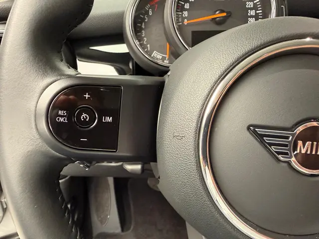 MINI 5-Deurs Cooper 2023 Benzine 13