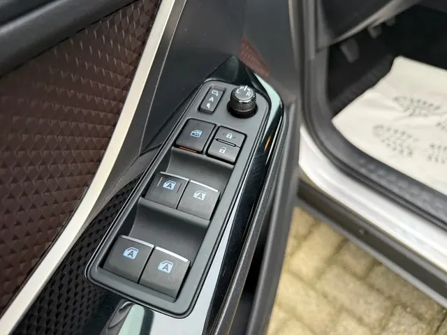 Toyota C-HR 1.2 Executive, Navigatie, Leer, 2016 Benzine 7
