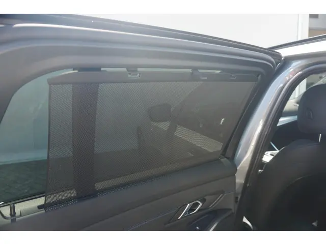 BMW 3 Serie Touring 320i 2024 Benzine 11