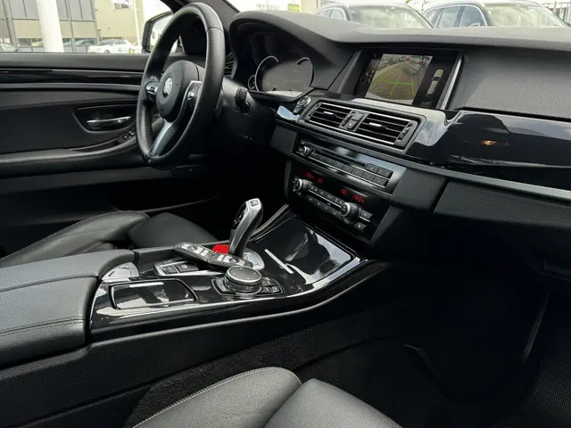 BMW 5 Serie Touring 520i High Executive 2015 Benzine 13