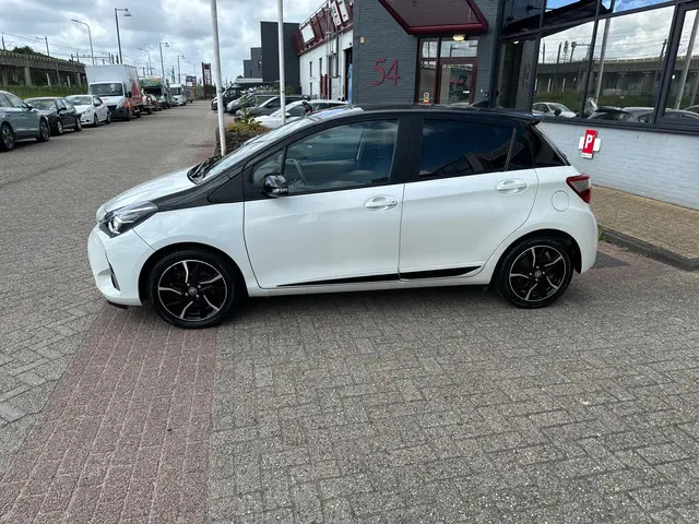Toyota Yaris 1.5 Hybrid Bi-Tone 2018 Hybride Benzine 4