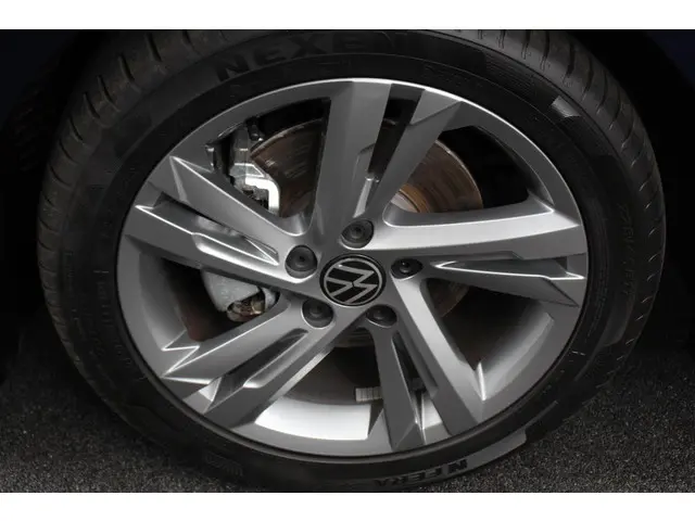 Volkswagen Golf 1.5 eTSI DSG R-Line 2022 Benzine 21