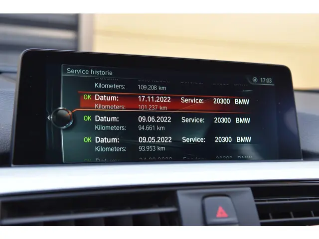 BMW 3 Serie Touring 320i High Executive 2017 Benzine 24