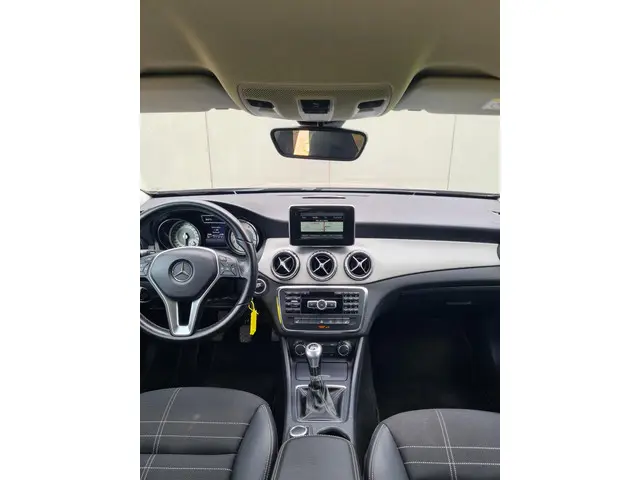 Mercedes-Benz GLA 180 Prestige 2015 Benzine 28