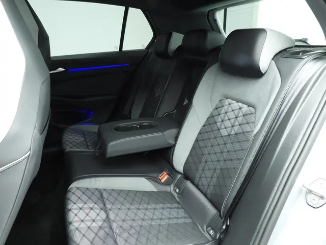 Volkswagen Golf 1.5 eTSI R-Line Business 2024 Benzine 9