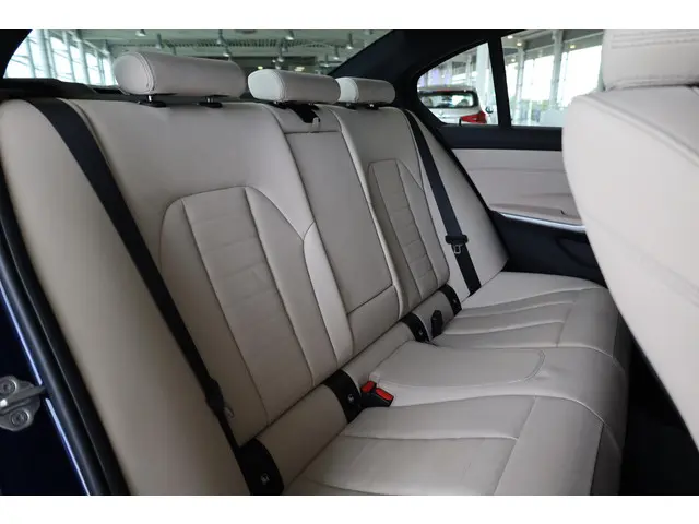 BMW 3 Serie Sedan 320i 2019 Benzine 9
